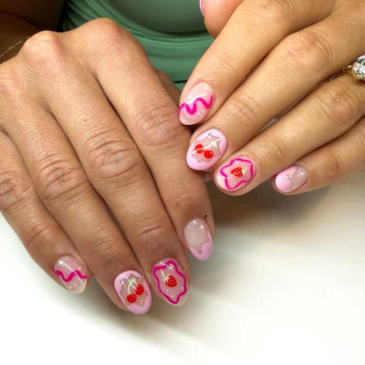 manucure fruitée sur ongles courts nail art cerise et fraise