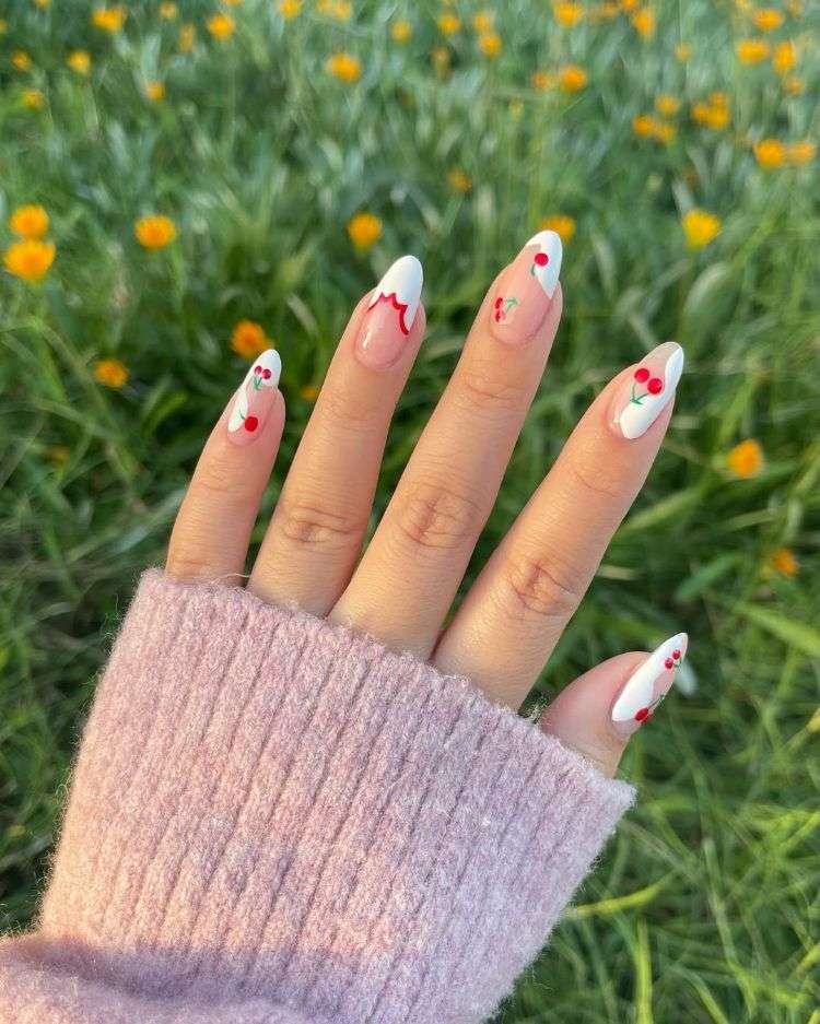 manucure negative space avec nail art cerise