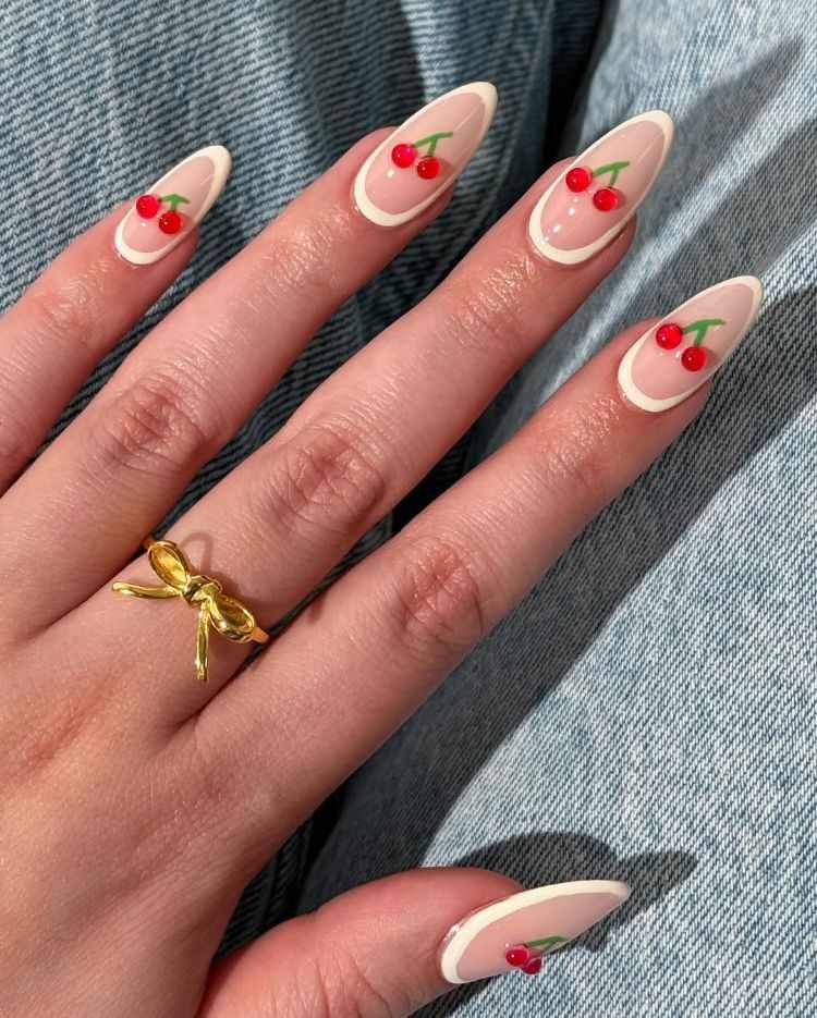 manucure negative space originale avec nail art cerise sur tous les ongles