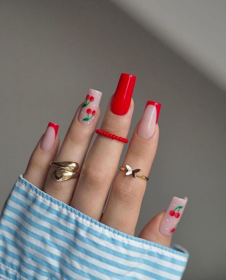 manucure originale avec nail art cerise et french rouge