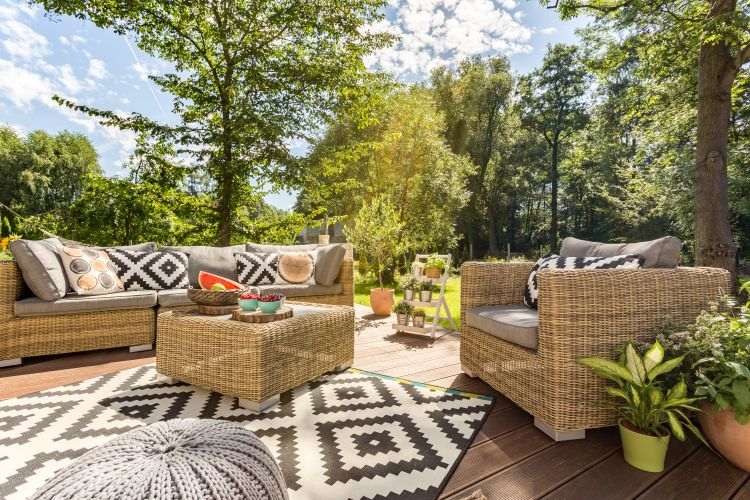 mobilier en rotin et un tapis extérieur sur la terrasse moderne en été