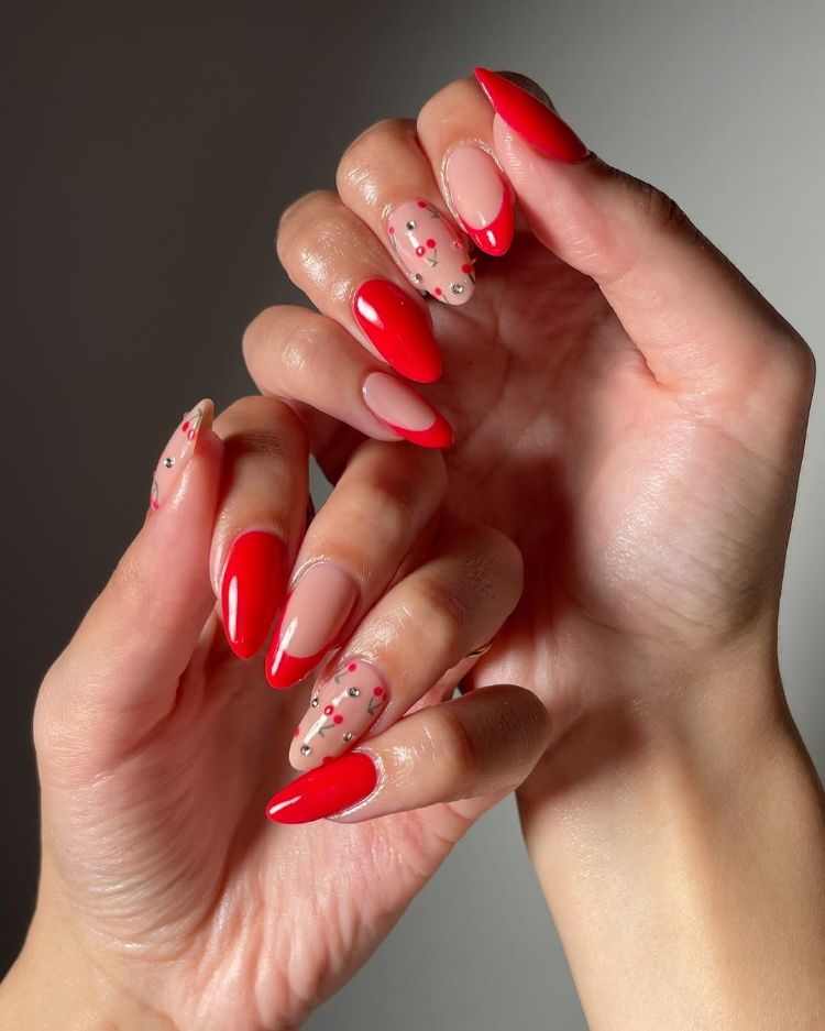 nail art cerise avec strass et french tips sur ongles stiletto