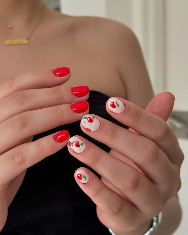 nail art cerise élégant sur ongles courts en blanc et rouge