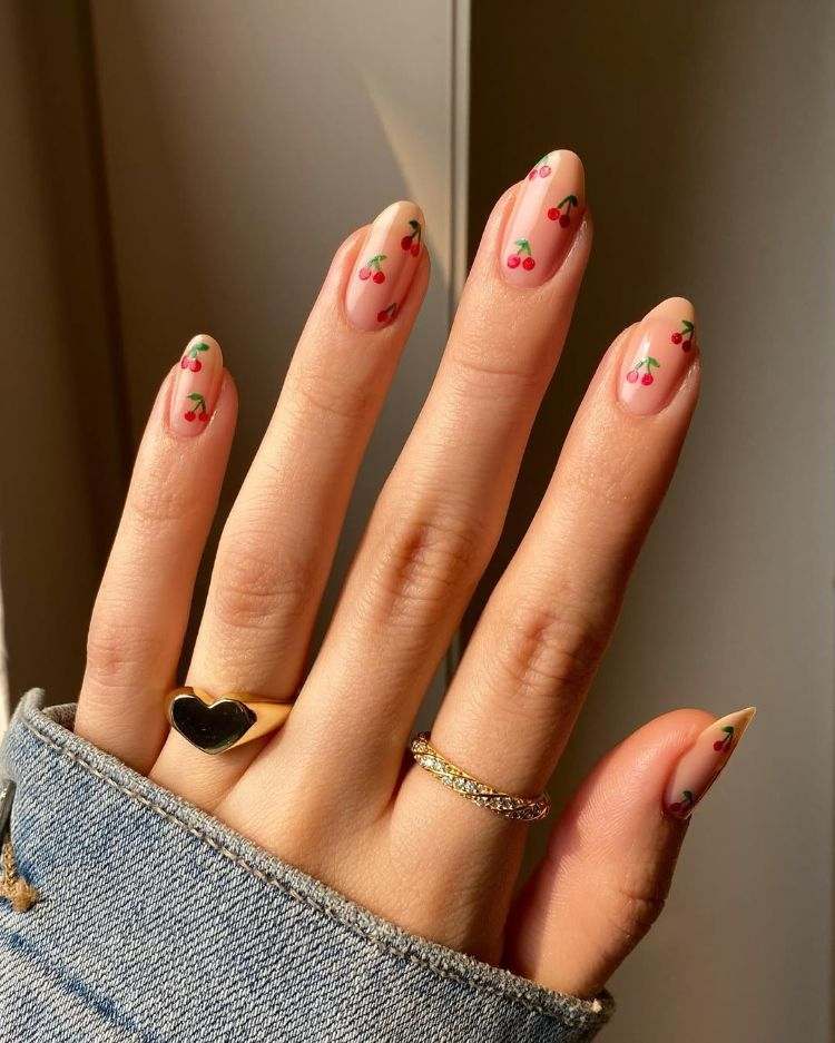 ongles en amande nude avec nail art cerise
