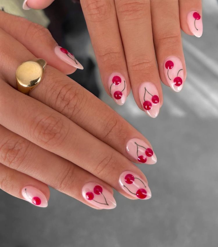 ongles mi longs en amande avec nail art cerises