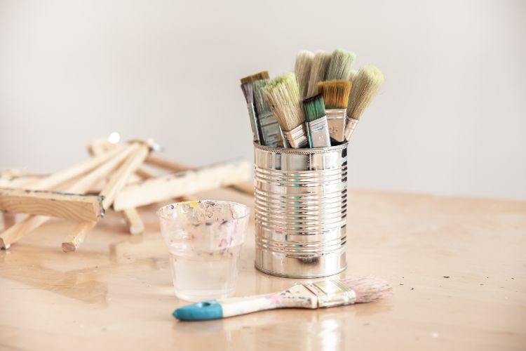 réutiliser les boîtes à conserve pour faire des rangements pour les petits outils de jardinage