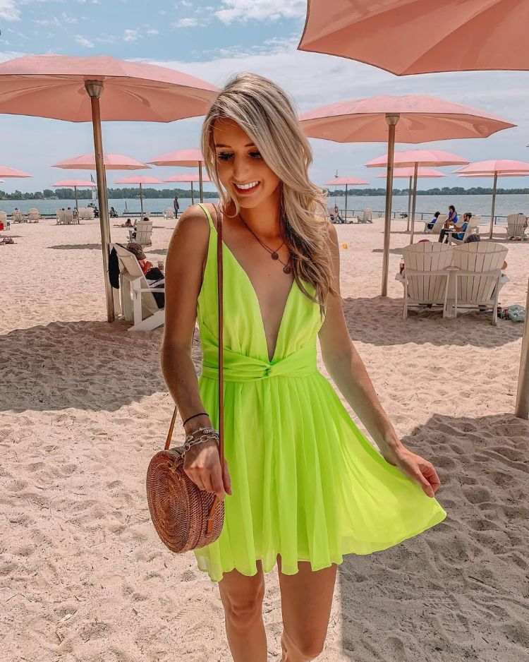 sac en paille et robe d'été en vert fluo à avoir dans son vestiaire