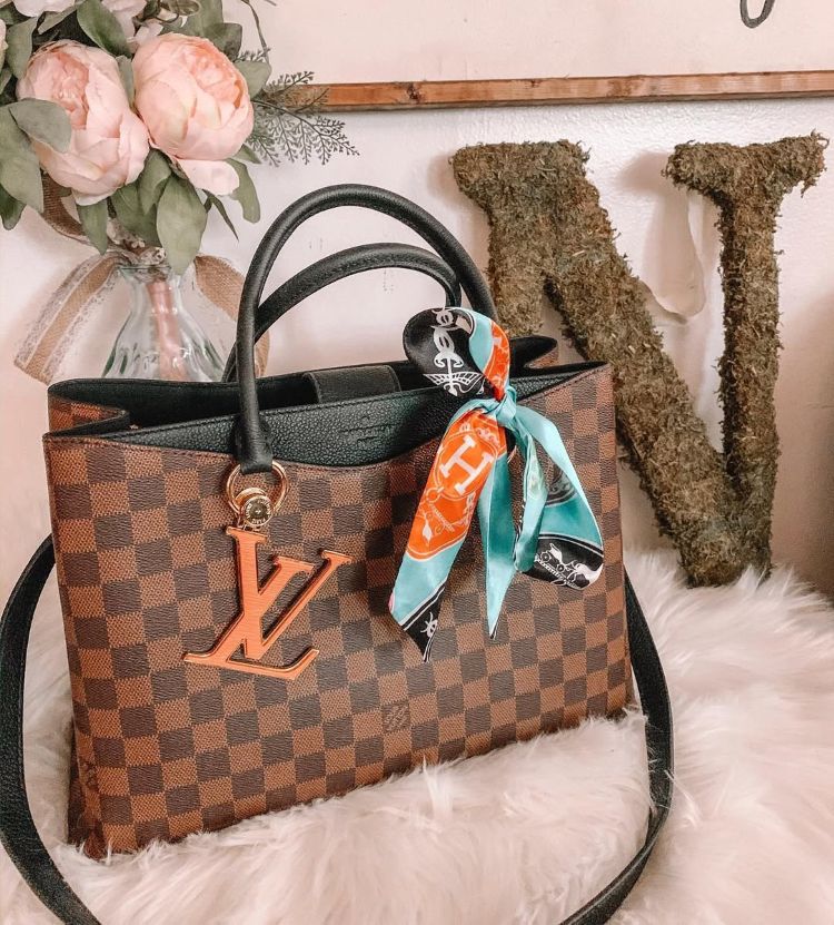 techniques pour nouer un foulard sur son sac à main facilement