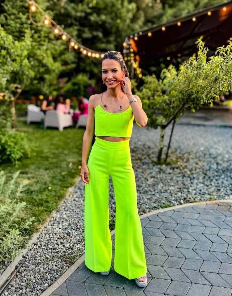 tendance ensemble top et pantalon long en vert néon pour l'été 2025