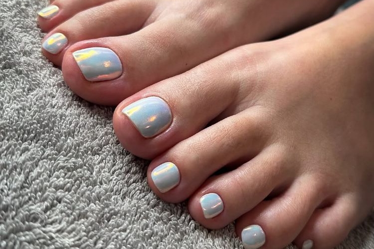 tendances couleurs pédicure été 2025 on ose les vernis à effet irisé et nacré