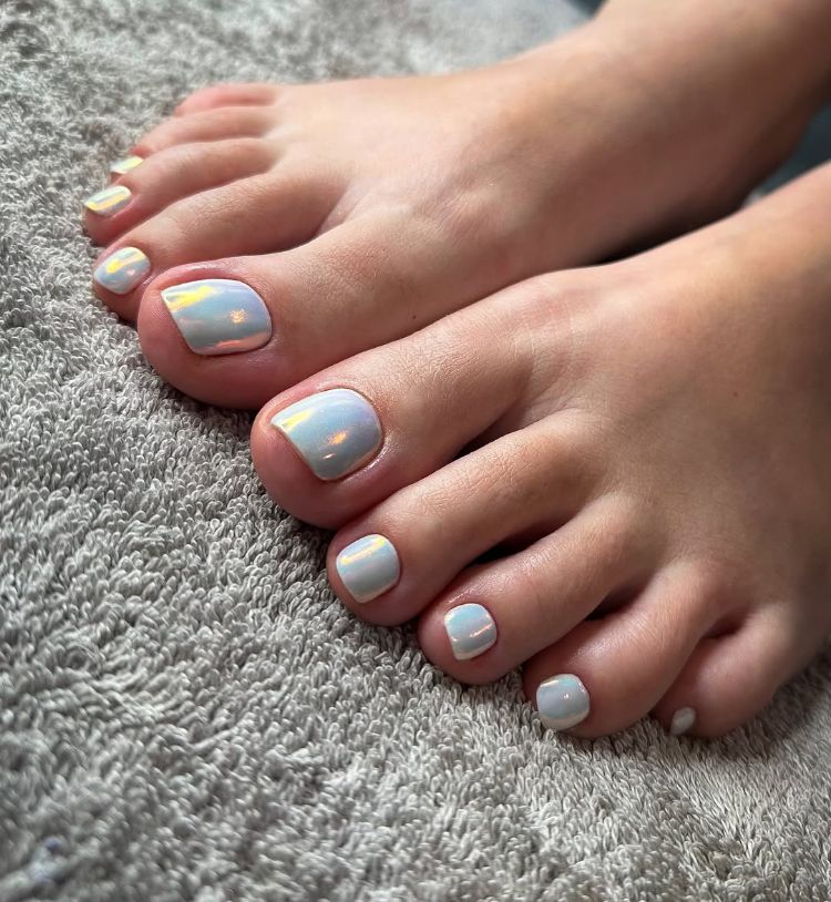 tendances couleurs pédicure été 2025 on ose les vernis à effet irisé et nacré