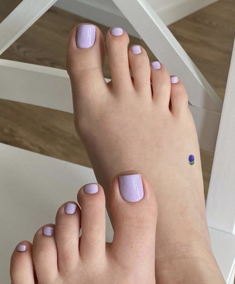 tendances couleurs pédicure été le lilas pastel est un choix romantique à adopter absolument