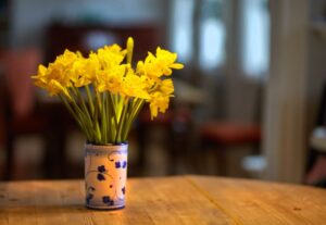 un vase peint écolo à réaliser avec une boîte à conserve réutilisée