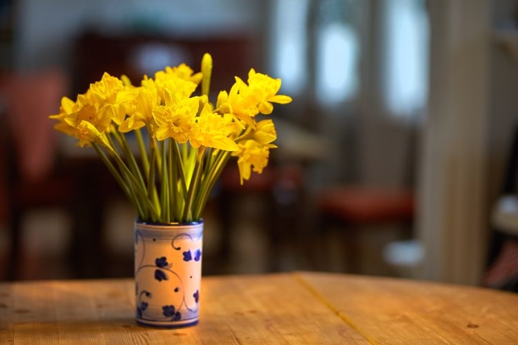 un vase peint écolo à réaliser avec une boîte à conserve réutilisée