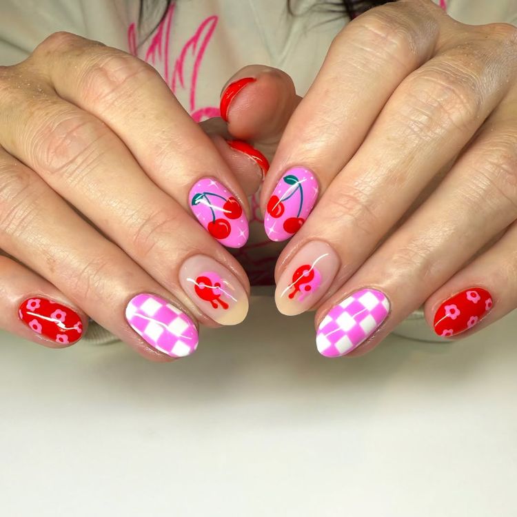 une idée de manucure d'été aux couleurs vives sublimée par un nail art dépareillé