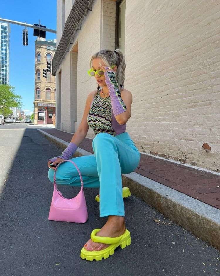 une tenue d'été en couleurs néon pleine de joie et au top des tendances mode 2025
