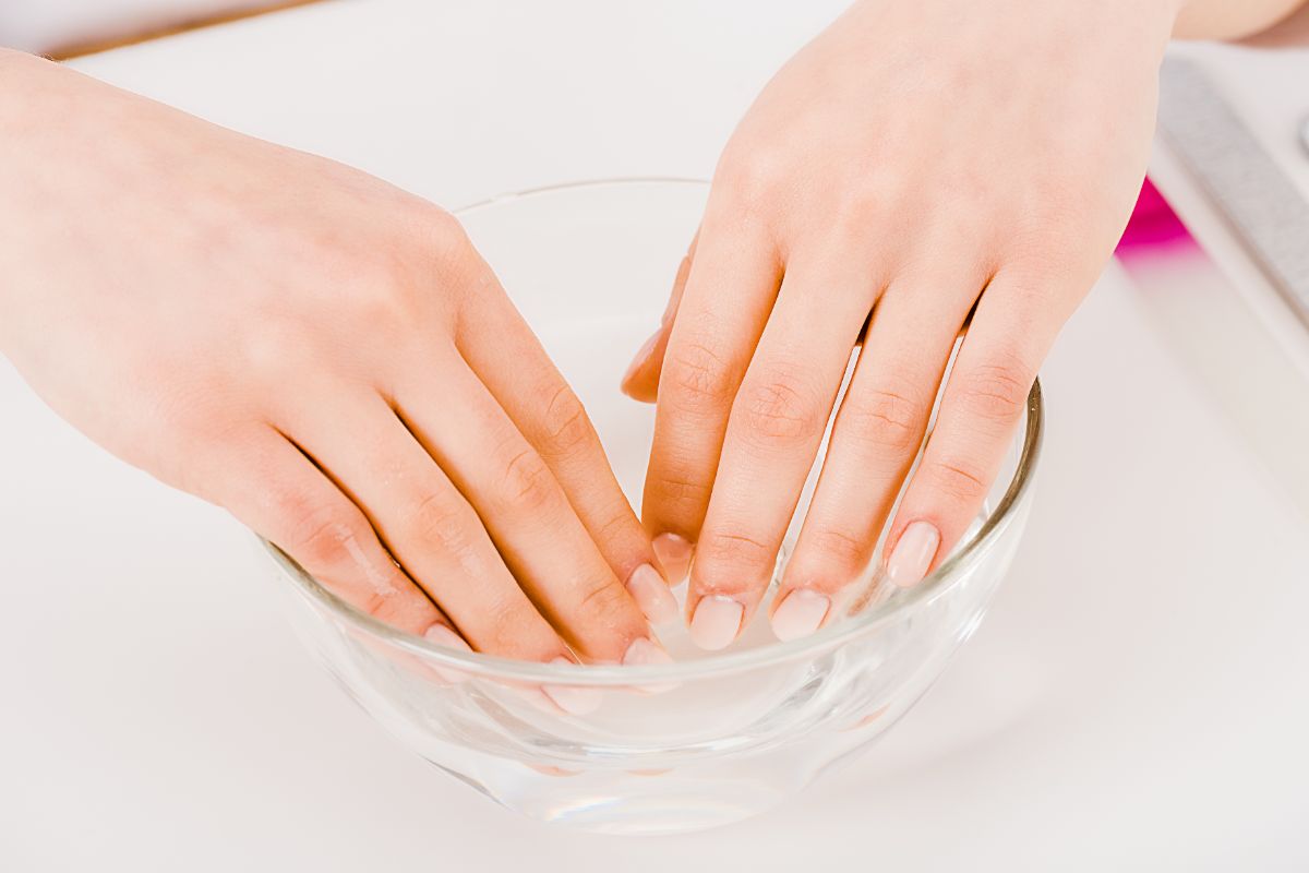 Astuces de pros pour déjaunir une manucure blanche