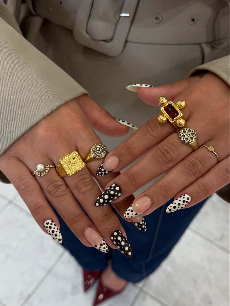 ces polka dot nails adoptent un style mix and match en noir et blanc pour un look rétro idéal pour cet été 2025
