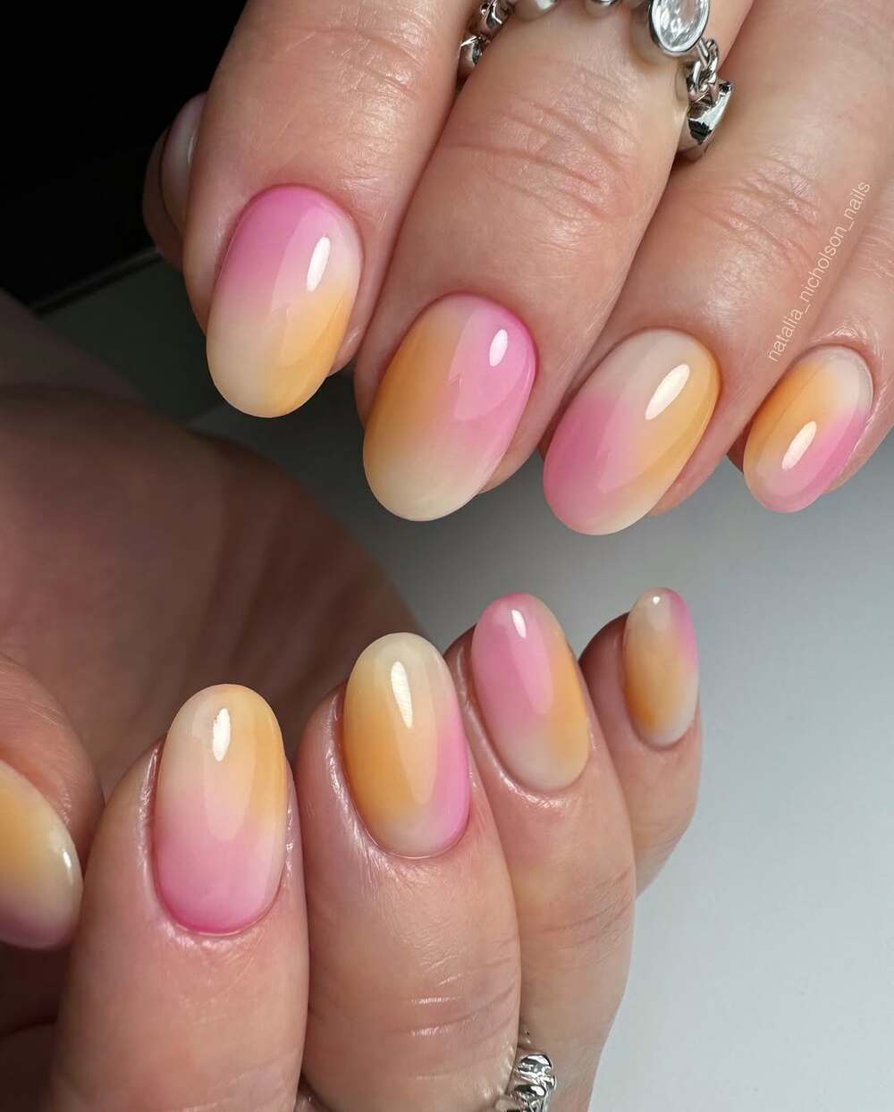 Cet ombré doux mélange du rose pastel et du pêche, créant un effet estival très romantique et frais