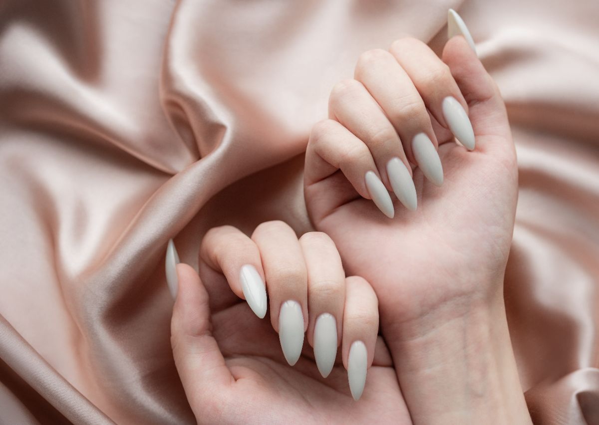 Comment déjaunir une manucure blanche pour retrouver des ongles blancs impeccables
