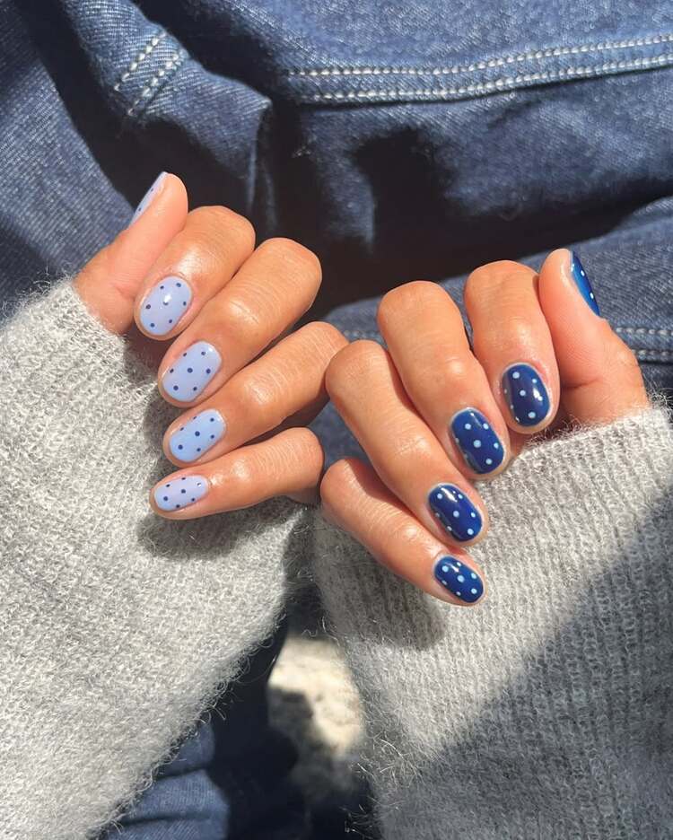 des nuances de bleu qui apportent un esprit marin et rétro à vos ongles estivaux
