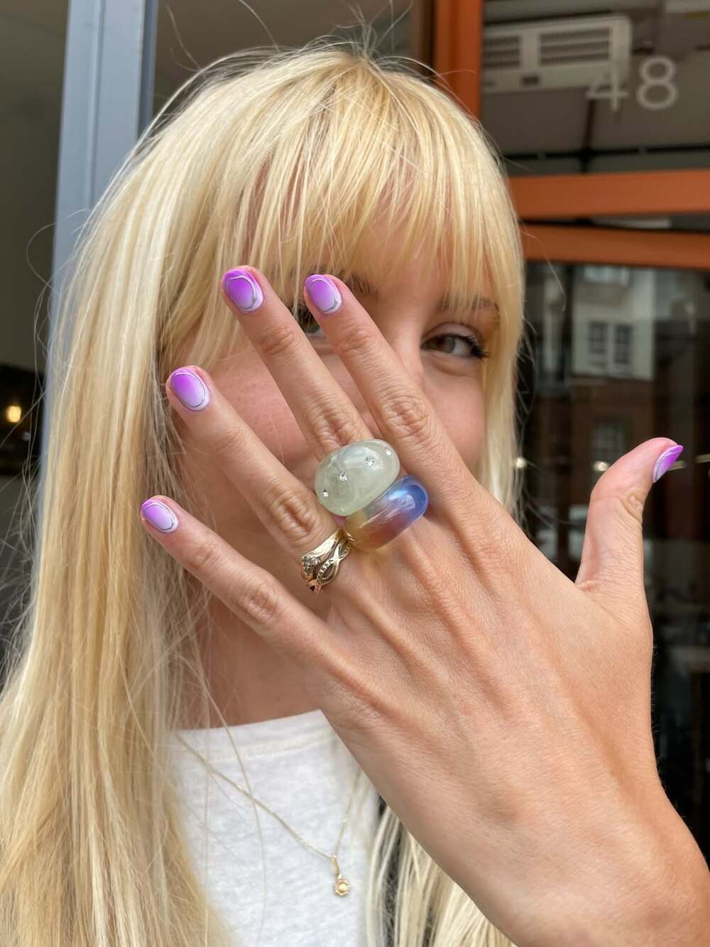 Des ongles courts artistiques pour un look unique cet été