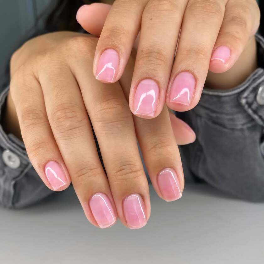 Des ongles courts, doux et brillants évoquant le minimalisme raffiné et la manucure bien soignée
