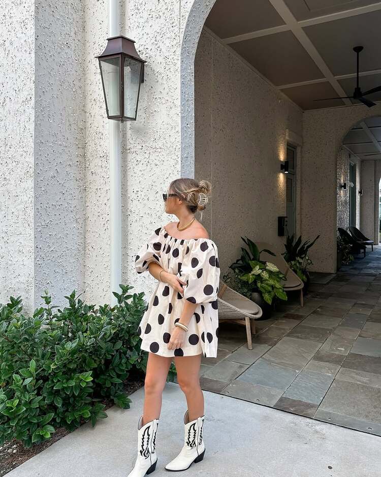 des pois xxl qui apportent une touche rétro à l'outfit estival