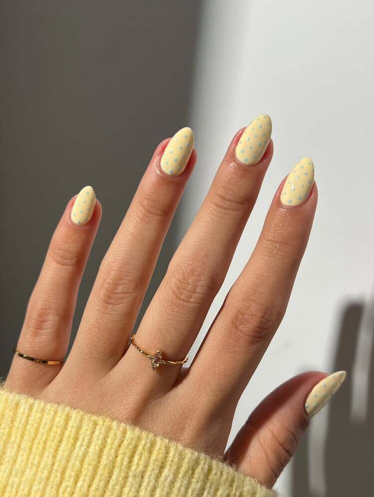 des pois multicolores sur une base jaune pastel qui évoquent l’été, la légèreté et la douceur