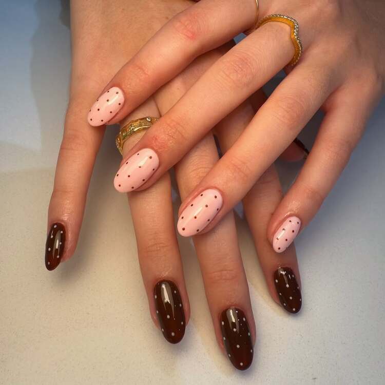 des tons chocolat et rose clair une combinaison audacieuse et tendance qui sublime les mains avec originalité