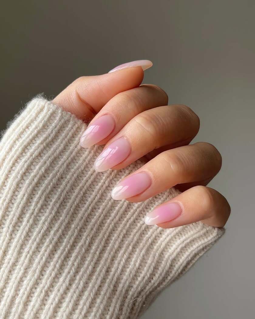 Douce et lumineuse, cette manucure est la définition même de la manucure tendance eau de rose