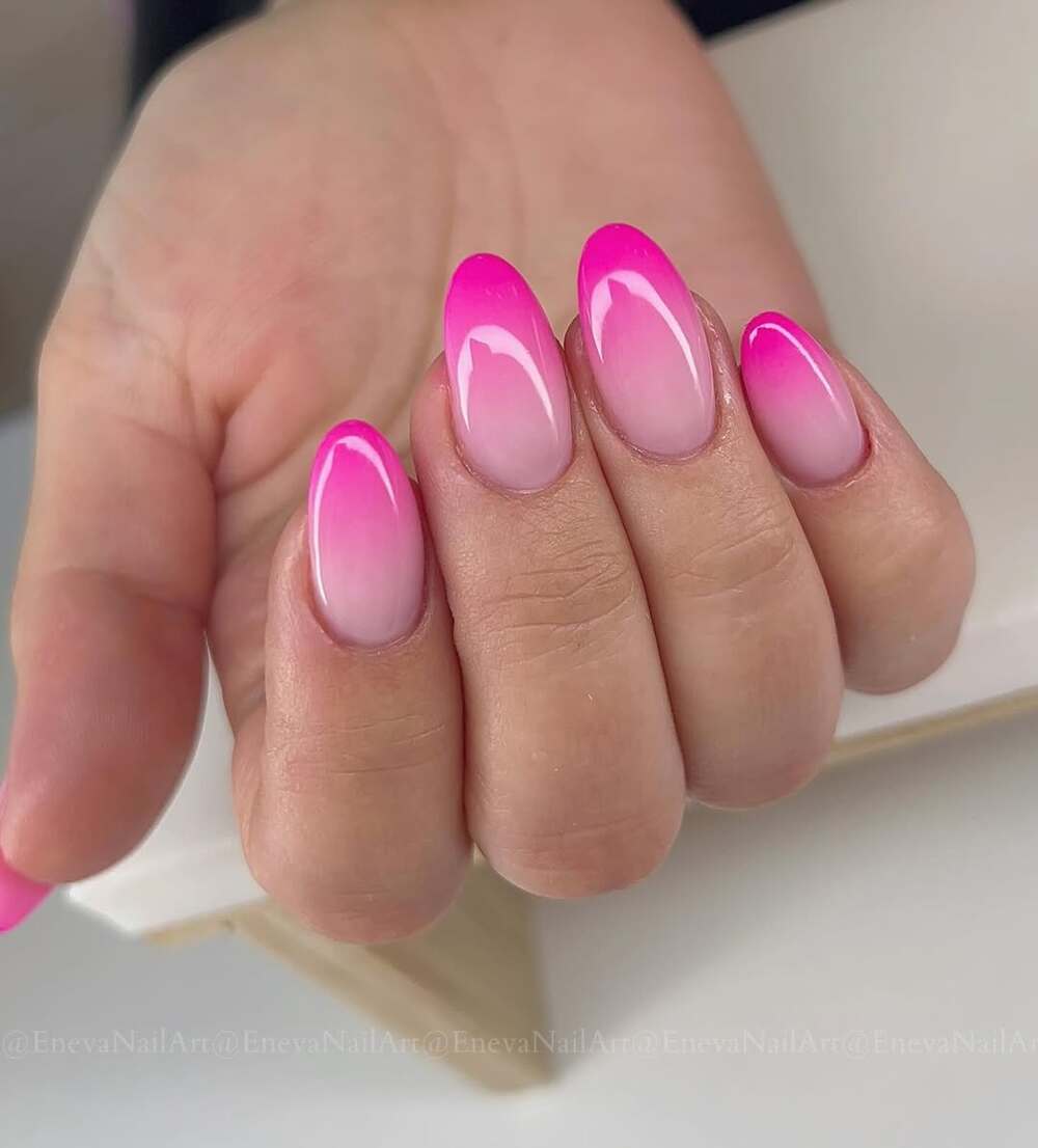 Effet ombré rose fuchsia sur des ongles en amande - un choix vibrant et féminin parfait pour l'été
