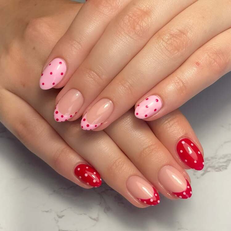 french manucure à pois colorés pour l'été, revisitée dans des tons rouges et roses un look féminin et pétillant
