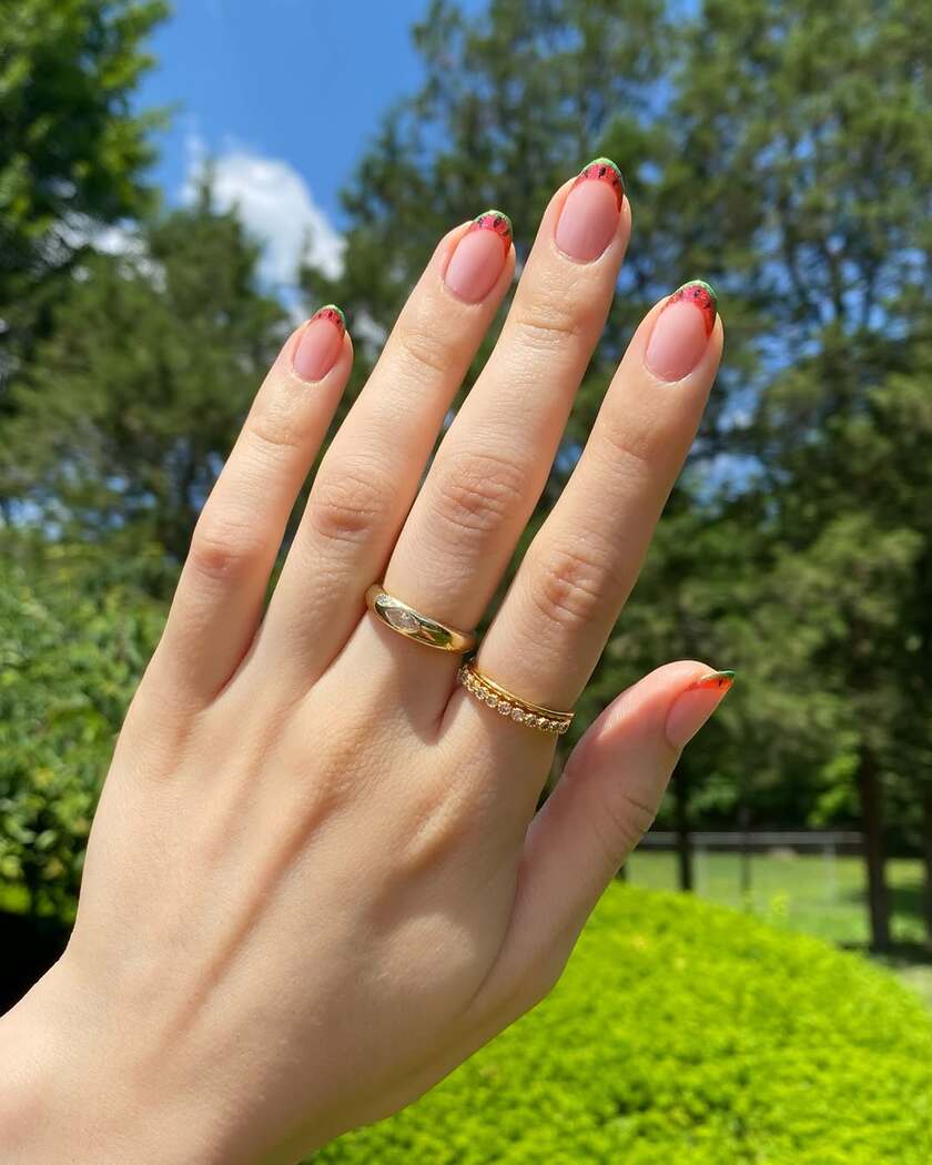 French manucure colorée pour des ongles été 2025 très gourmands