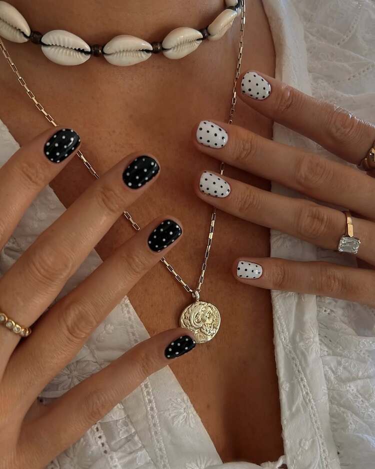 idée de manucure à pois noir et blanc chic un nail art rétro qui sera tendance cet été.