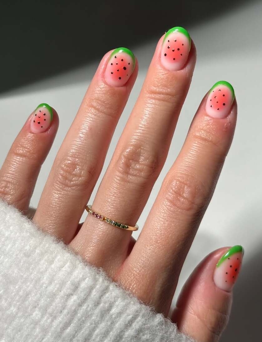Idée de manucure watermelon minimaliste idéale pour un look quotidien