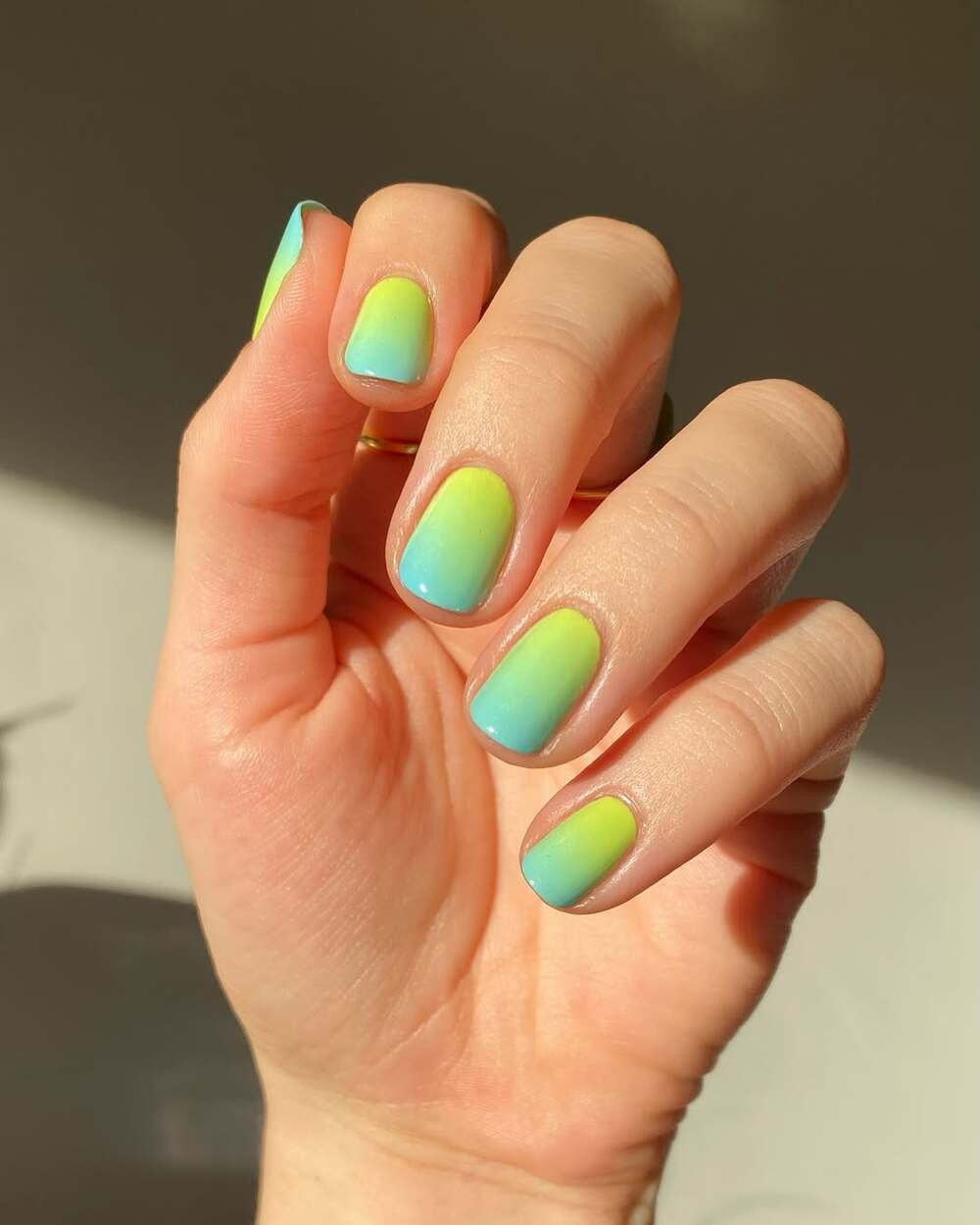 Idée d'ongles à effet ombré pour l'été qui incarne la fraîcheur de la saison chaude