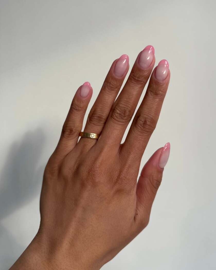 La manucure rose jelly s'inscrit, elle aussi, dans la tendance de l'été et fait revisiter la French