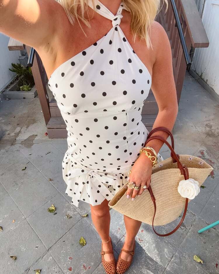 le sac à main panier sera le meilleur allié à votre tenue polka dots cet été