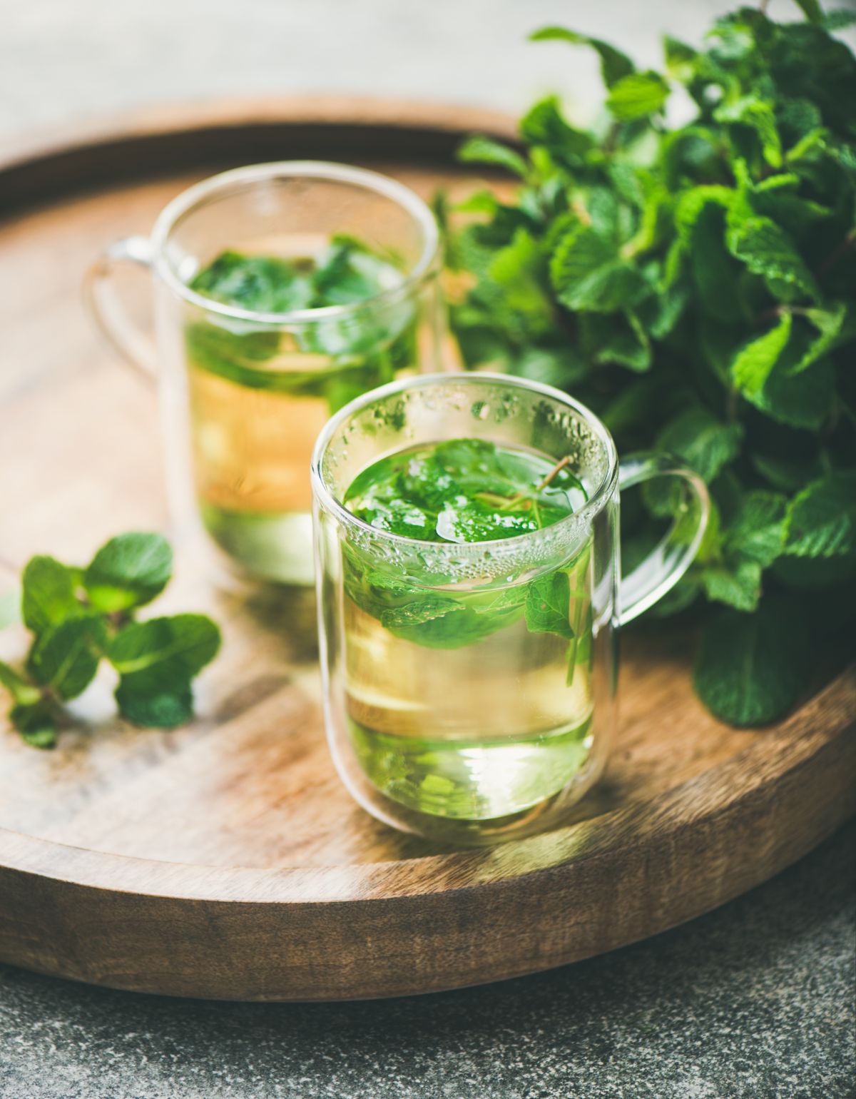 Le thé glacé à la menthe poivrée est une boisson rafraîchissante et hydratante qui améliore la digestion