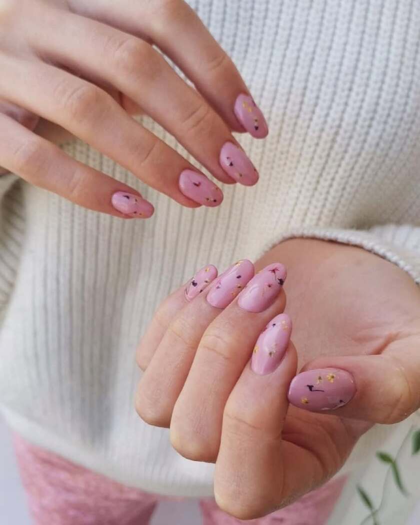 Le vernis rose poudré met en valeur les fleurs délicates pour créer un look à la fois doux et structuré
