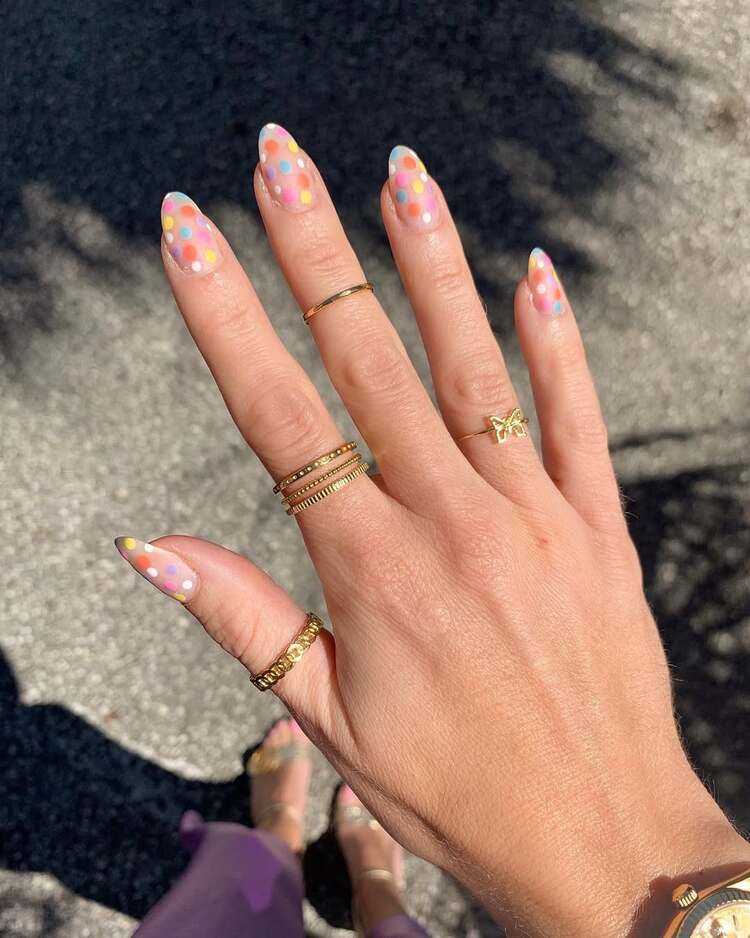 les pois multicolores sur ongles transparents créent un nail art fun et estival