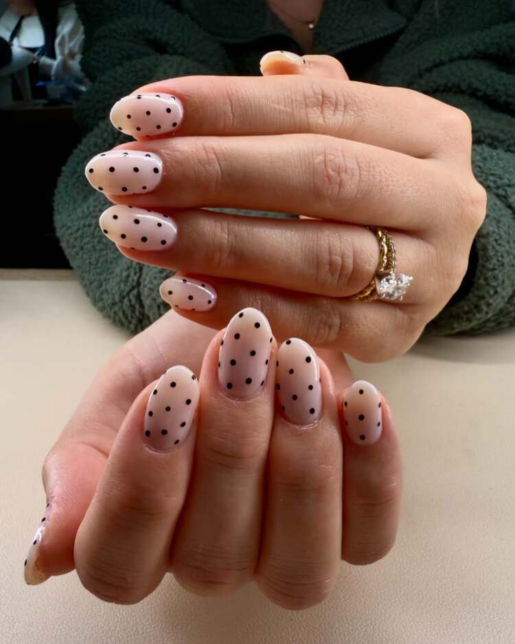 les pois noirs délicats créent un effet minimaliste idéal pour les ongles courts, tout en restant sophistiqués et intemporels