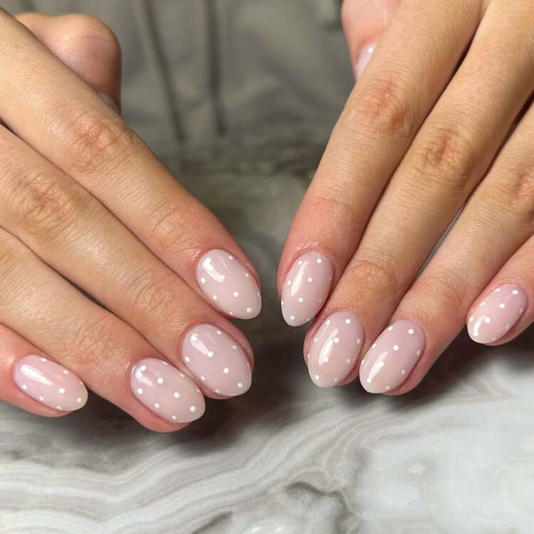 les polka dots sont le motif idéal pour sublimer vos ongles courts cet été 2025 de façon subtile