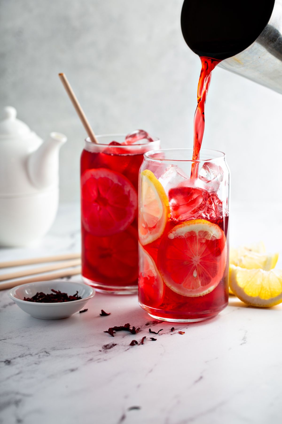 L’infusion d’hibiscus glacée est une boisson hydratante délicieuse à savourer en été