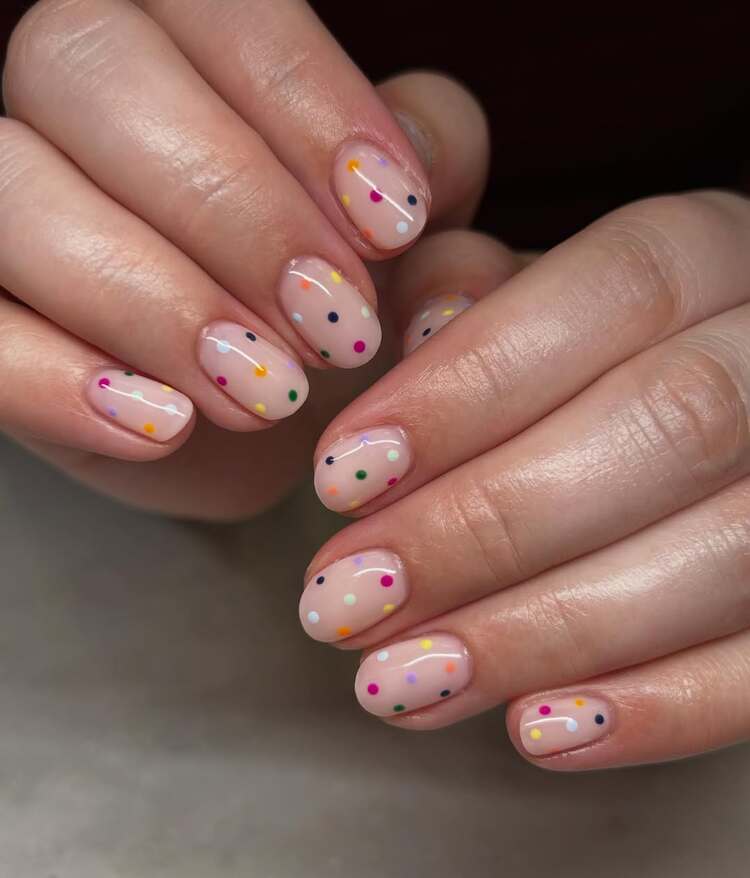 manucure à pois minimaliste pour ongles courts offrant un rendu amusant et vintage