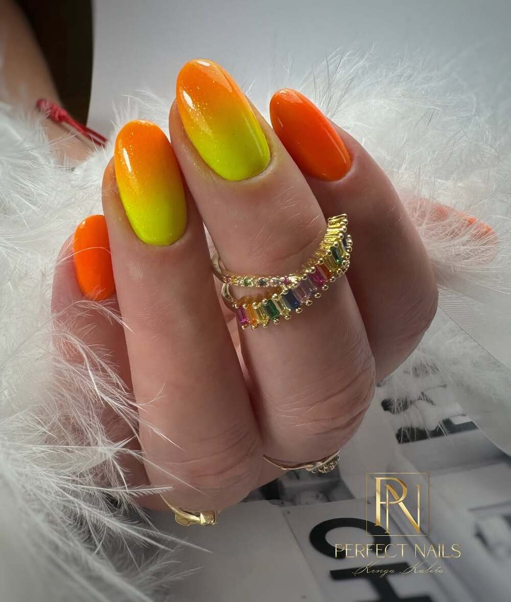Manucure qui rappelle l'Aperol Spritz nails ou la déco ongles star de l'été