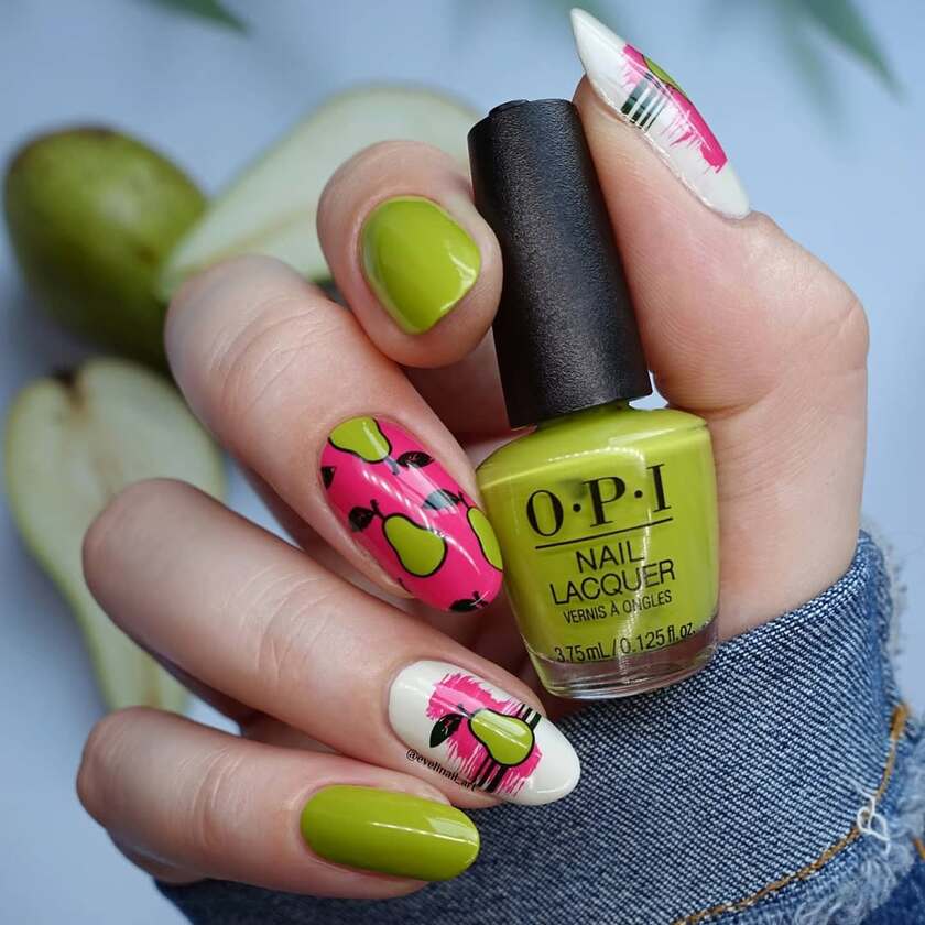 Nail art été en vert fruité, accompagné de poires - une idée pour les filles audacieuses