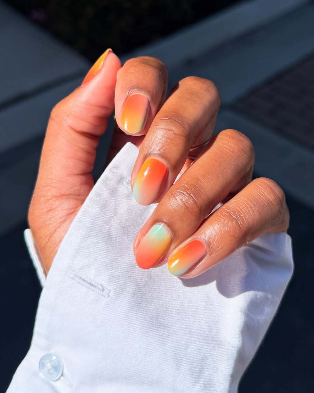 Nail art haut en couleur qui rappelle un coucher de soleil tropical
