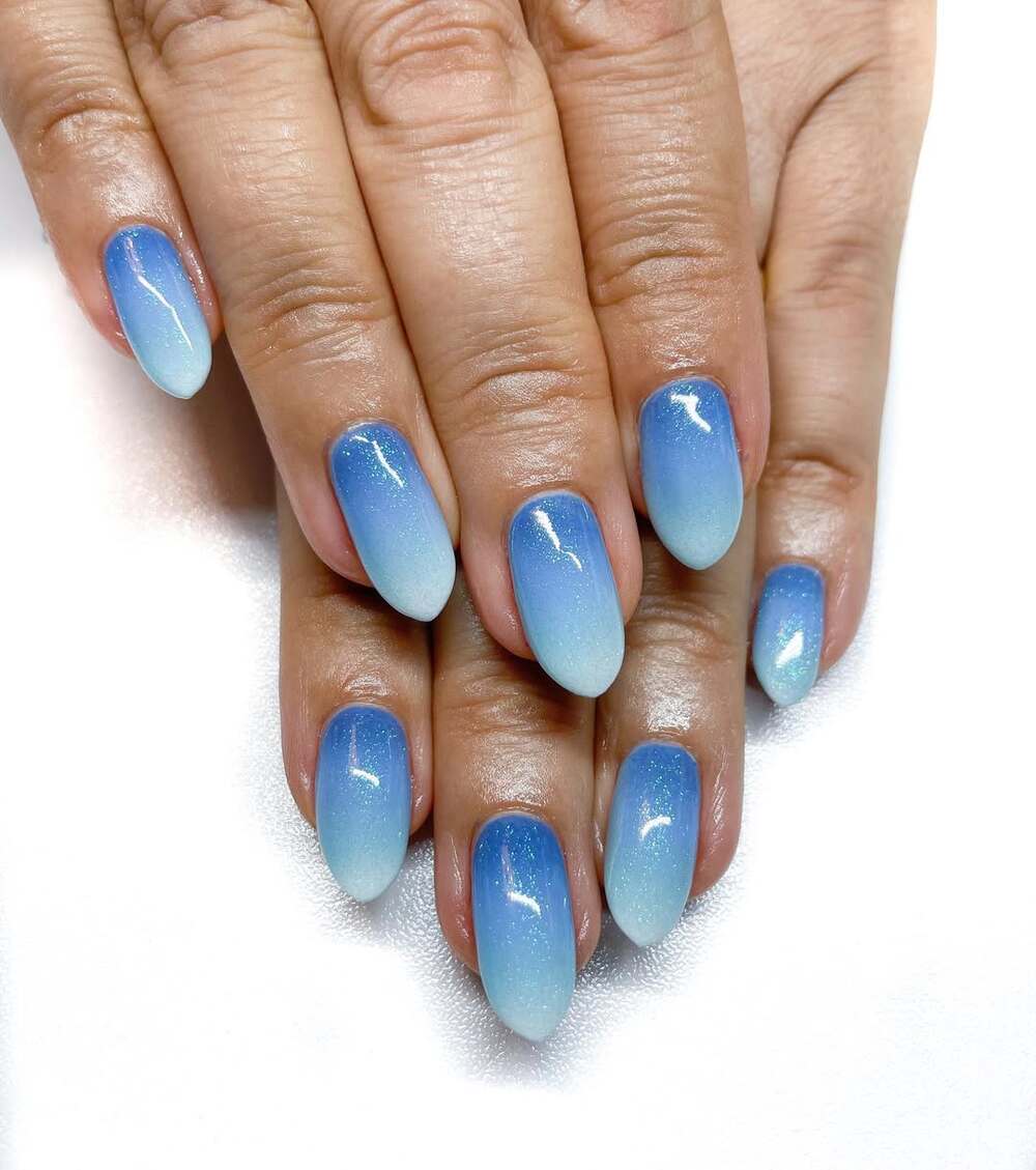 Nail art rafraîchissant sur ongles en amande qui évoque la mer